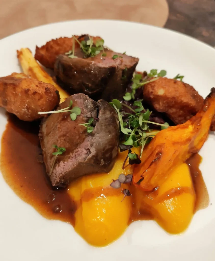 Plat bistronomique fait maison avec une pièce de viande rôtie, purée de saison et jus corsé, servi au restaurant L'Atelier d'E&D à Weitbruch.